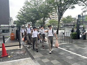 お土産を抱えて続々と帰着