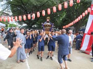 お神輿で櫓を一周！