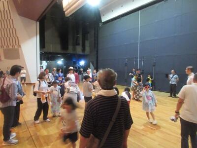 今年度はホール内にて開催