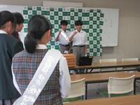 緊張感漂う放送室